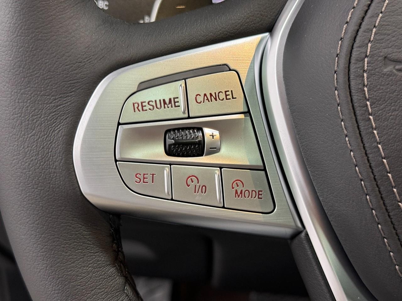 BMW X7 Vehicle Full-screen Gallery Image 34