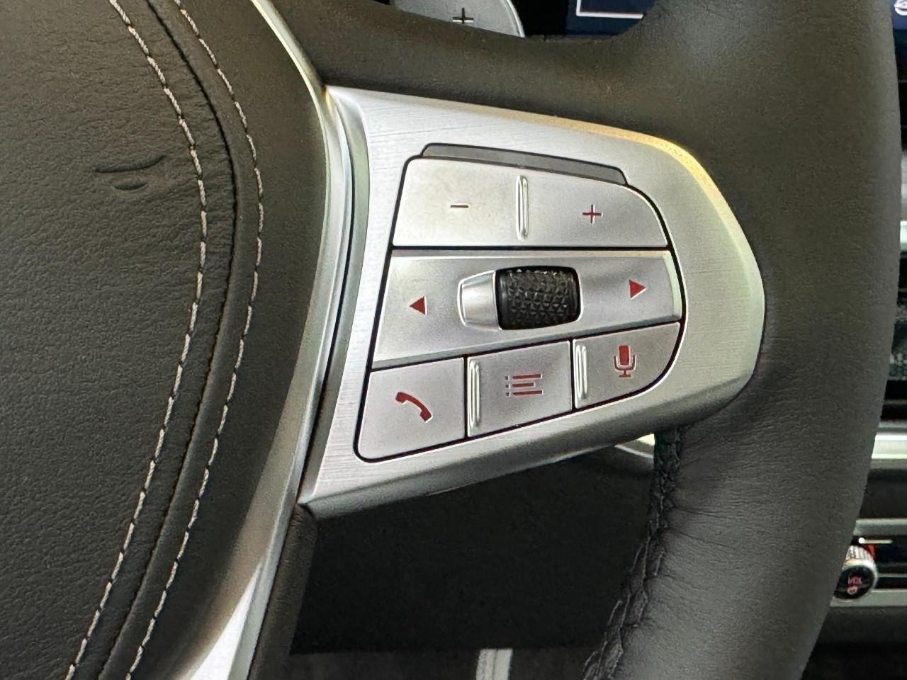 BMW X7 Vehicle Full-screen Gallery Image 35