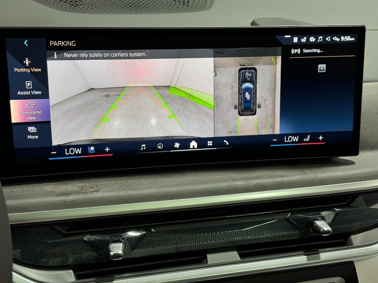 BMW X7 Vehicle Full-screen Gallery Image 37