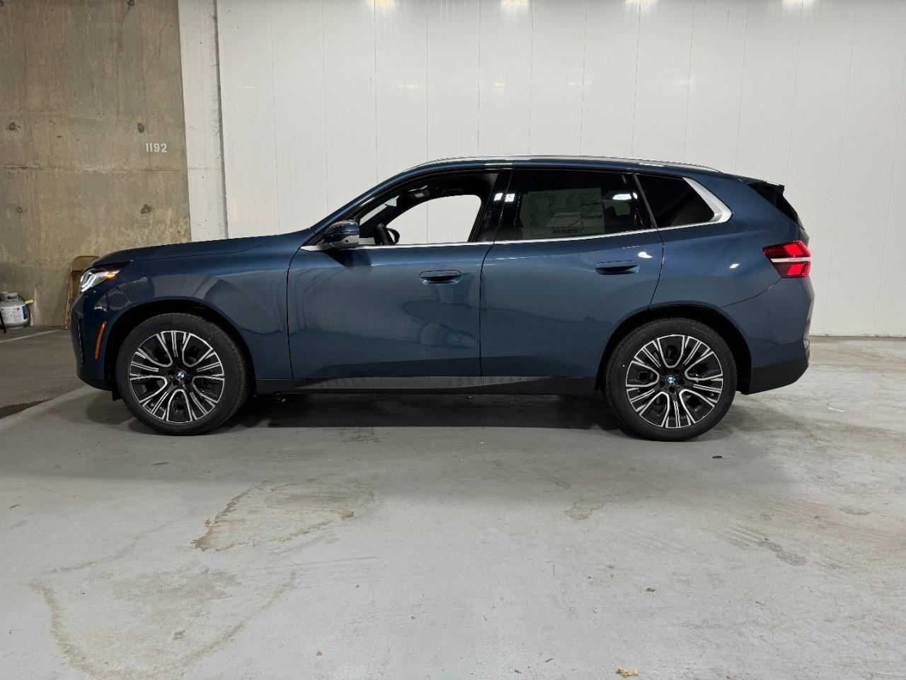 BMW X3 Vehicle Full-screen Gallery Image 2