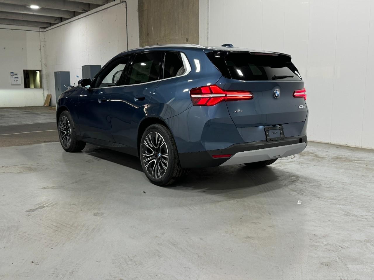 BMW X3 Vehicle Full-screen Gallery Image 3