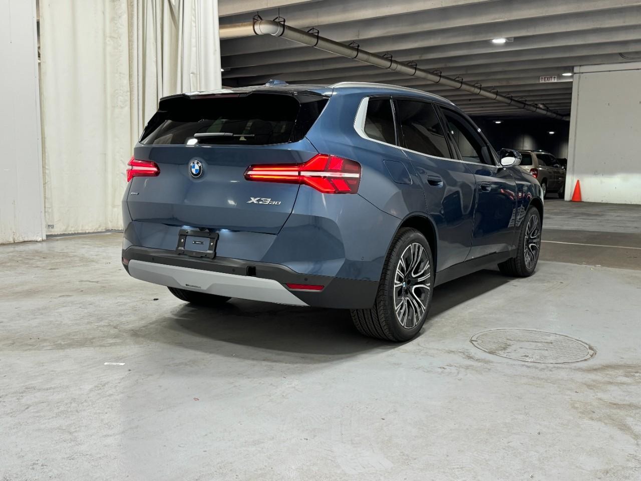 BMW X3 Vehicle Full-screen Gallery Image 4