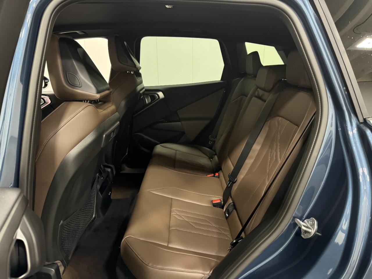 BMW X3 Vehicle Full-screen Gallery Image 8