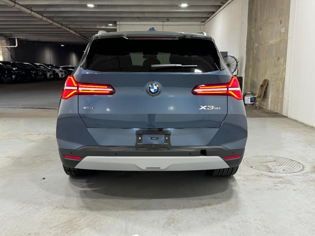 BMW X3 Vehicle Full-screen Gallery Image 9