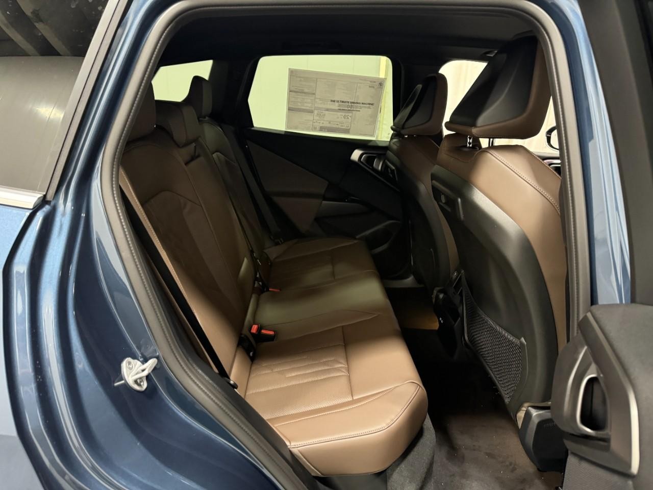 BMW X3 Vehicle Full-screen Gallery Image 10