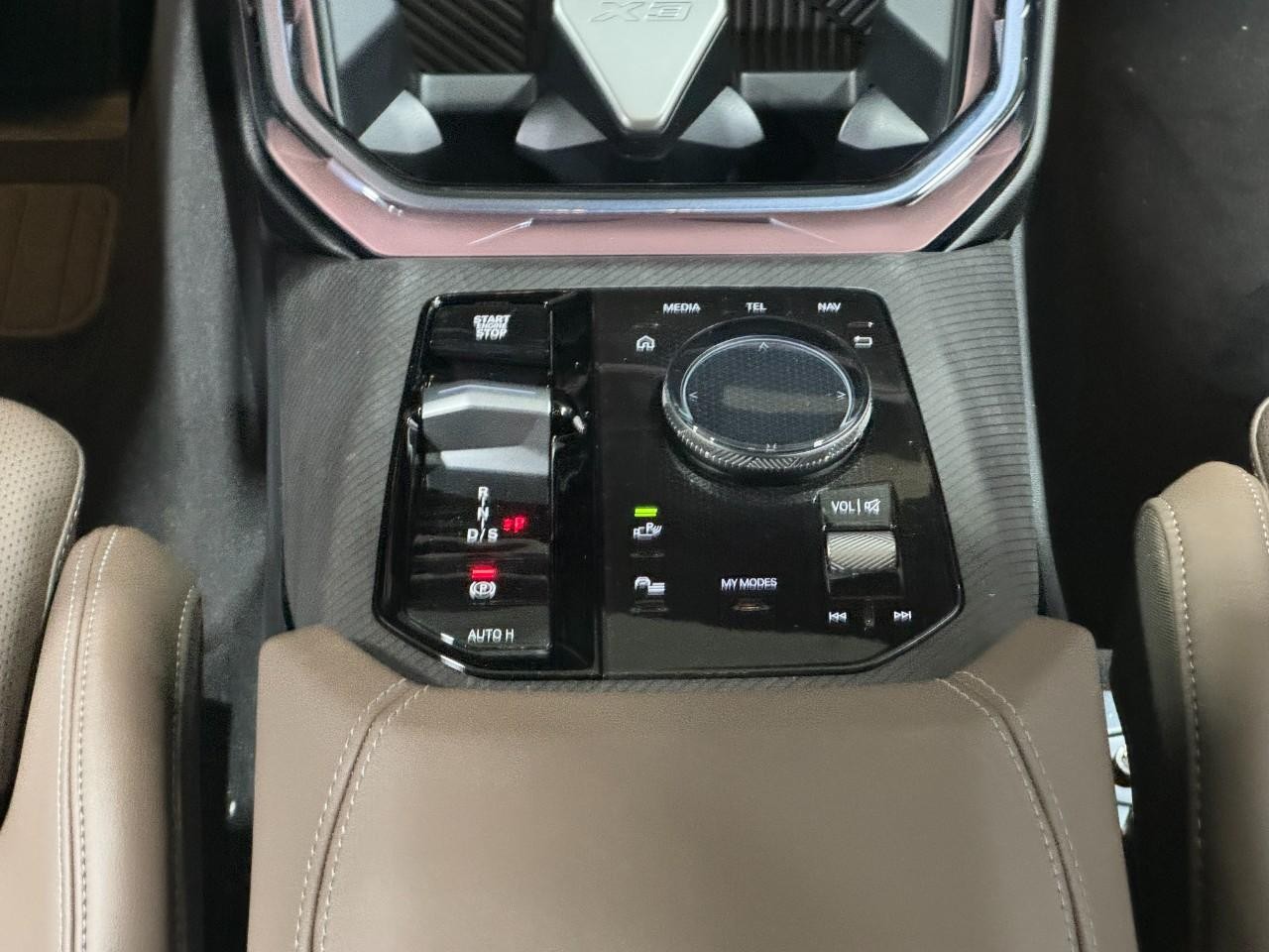 BMW X3 Vehicle Full-screen Gallery Image 14