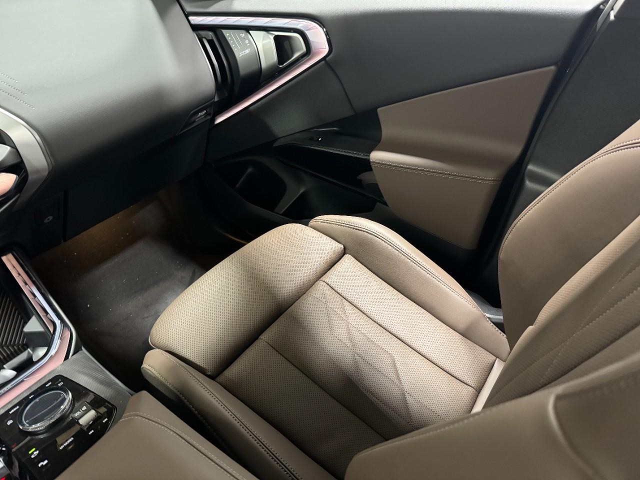 BMW X3 Vehicle Full-screen Gallery Image 15