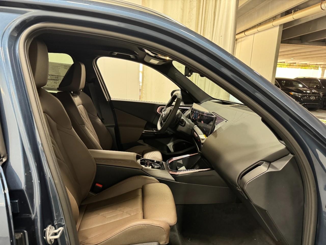 BMW X3 Vehicle Full-screen Gallery Image 16