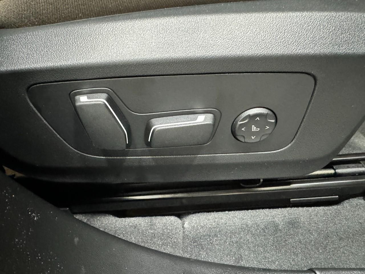 BMW X3 Vehicle Full-screen Gallery Image 18