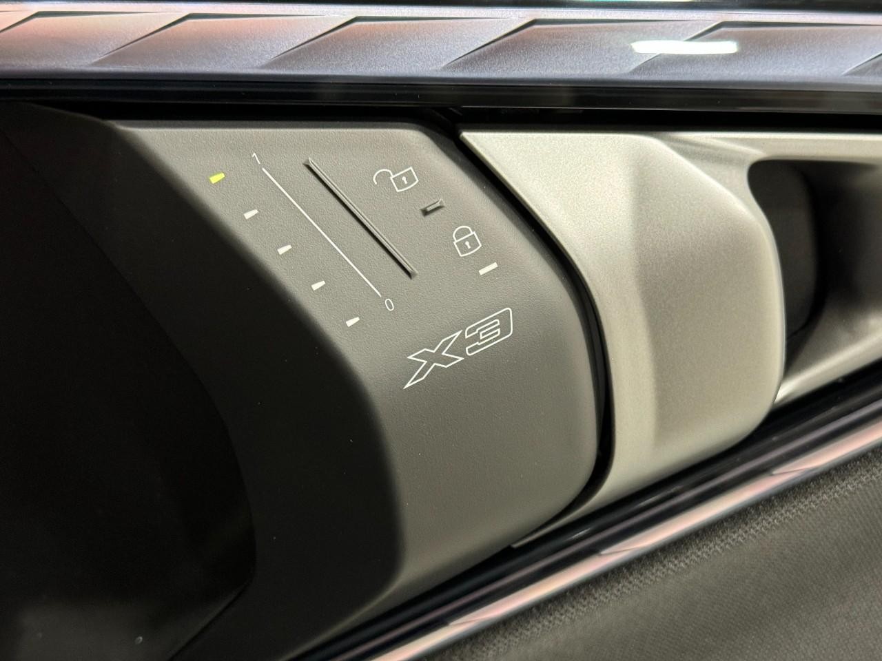 BMW X3 Vehicle Full-screen Gallery Image 19