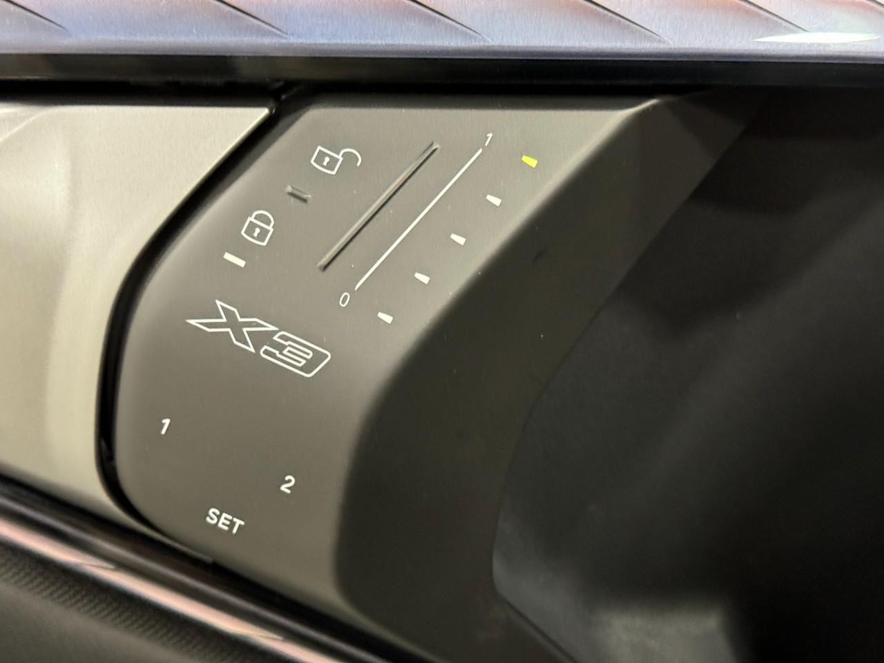 BMW X3 Vehicle Full-screen Gallery Image 21