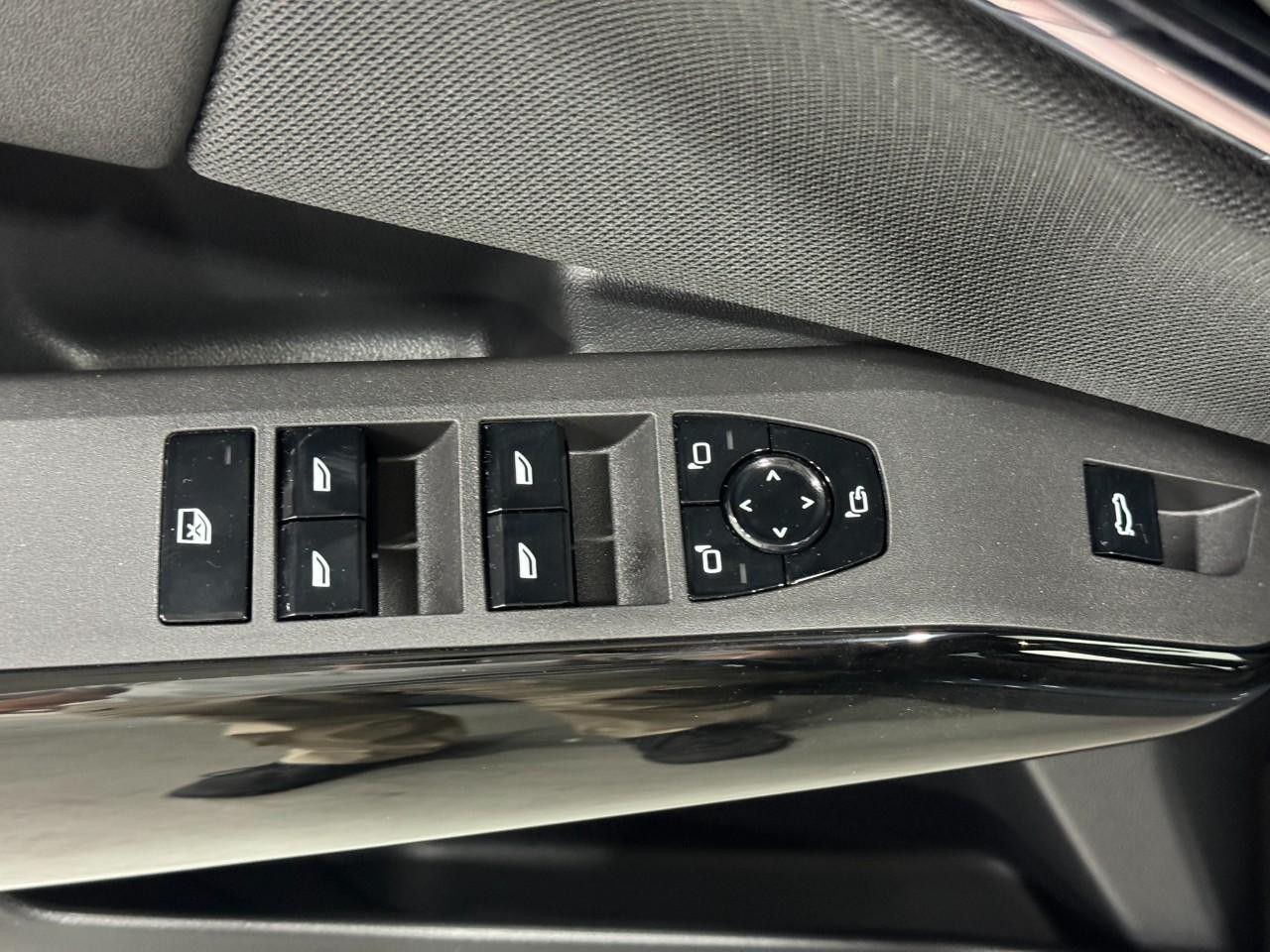 BMW X3 Vehicle Full-screen Gallery Image 22