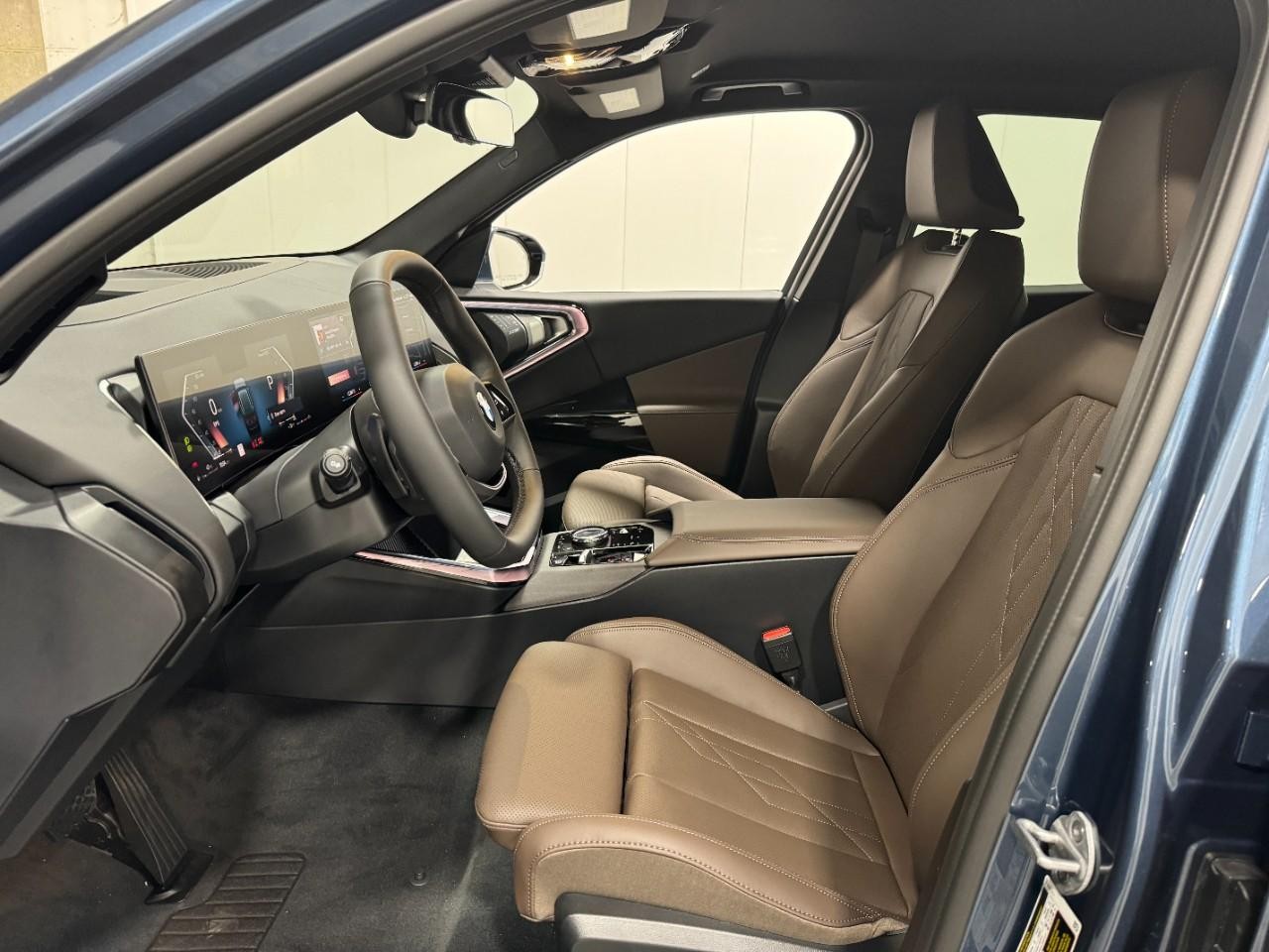 BMW X3 Vehicle Full-screen Gallery Image 23