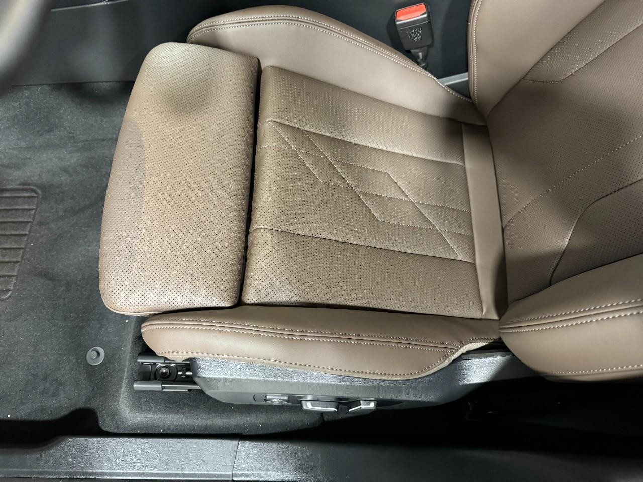 BMW X3 Vehicle Full-screen Gallery Image 24