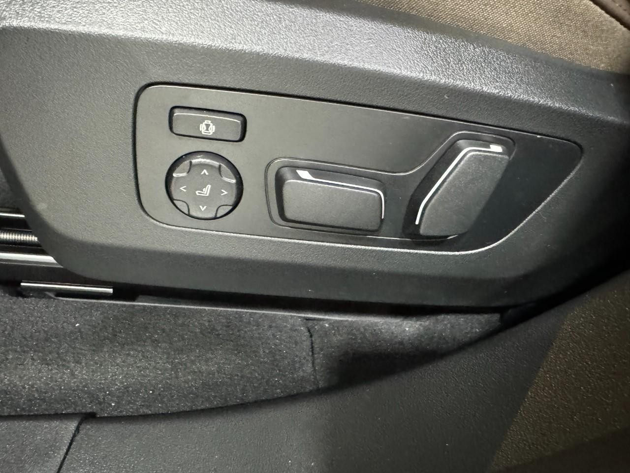 BMW X3 Vehicle Full-screen Gallery Image 25