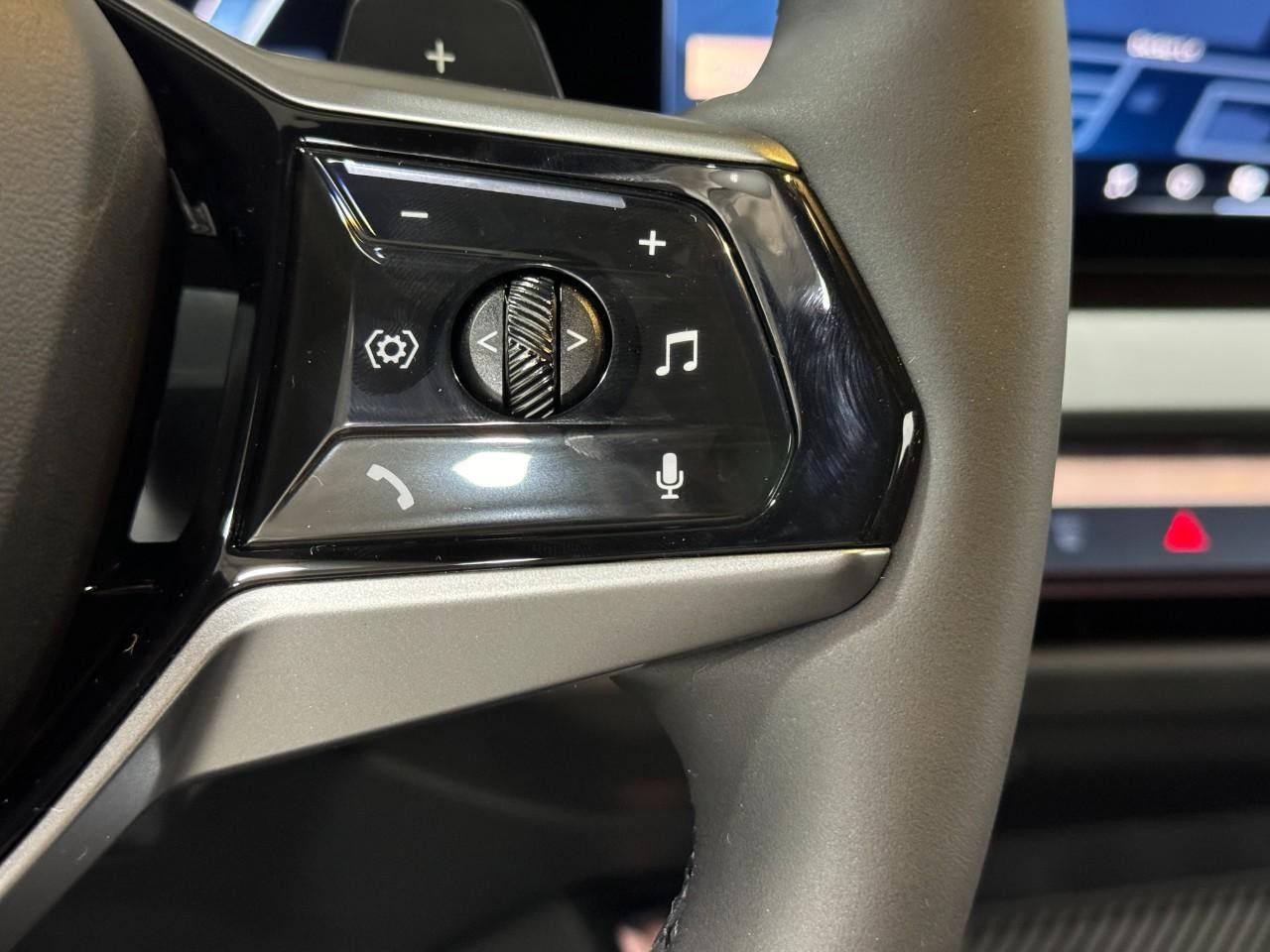 BMW X3 Vehicle Full-screen Gallery Image 27