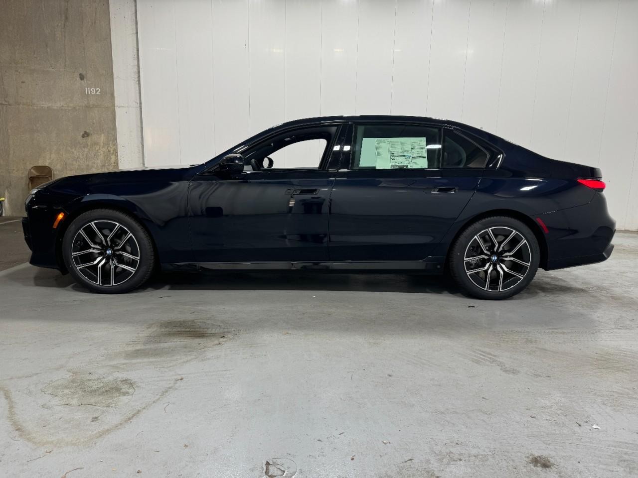 BMW 7 Series Vehicle Full-screen Gallery Image 2