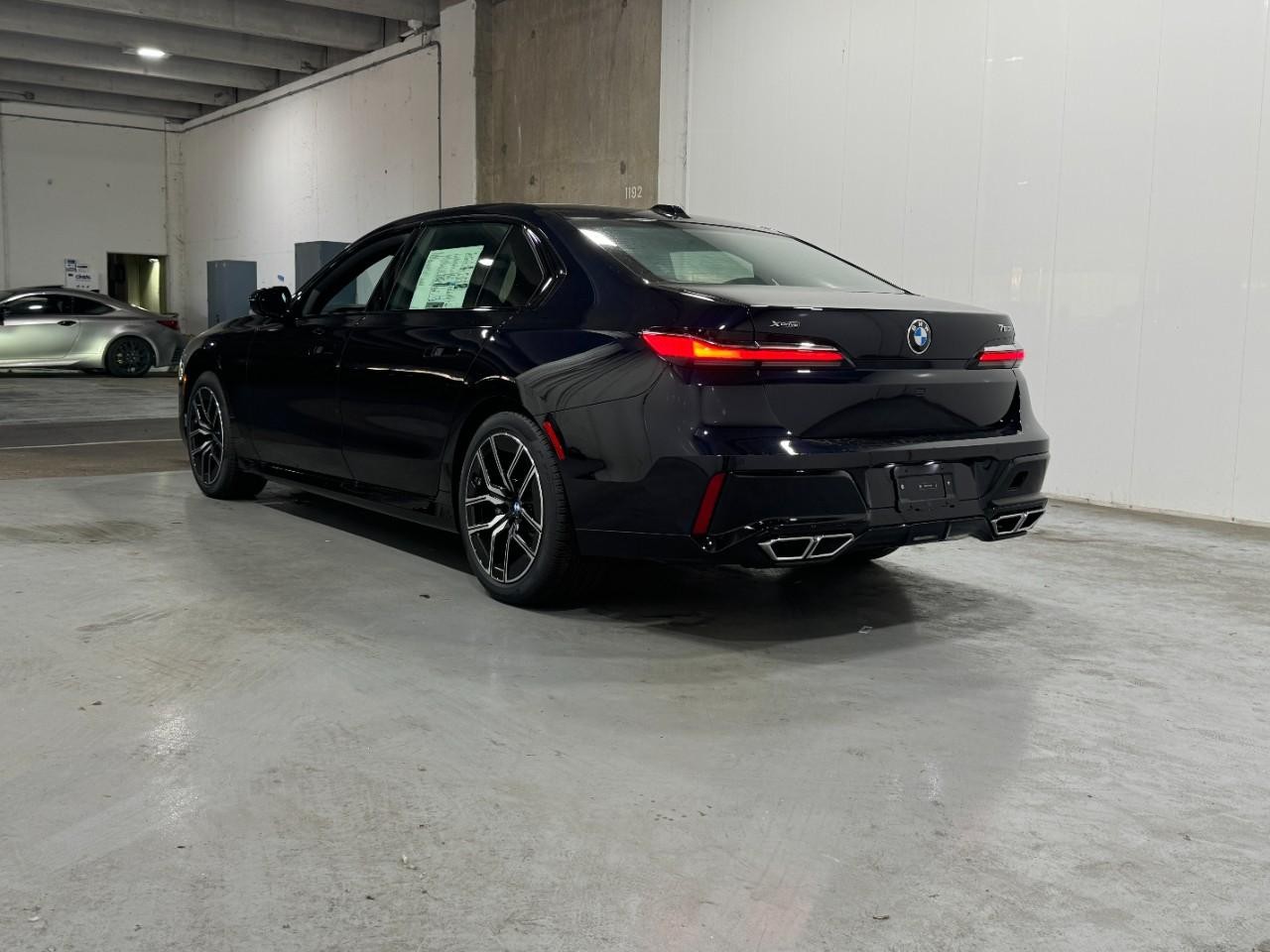 BMW 7 Series Vehicle Full-screen Gallery Image 3