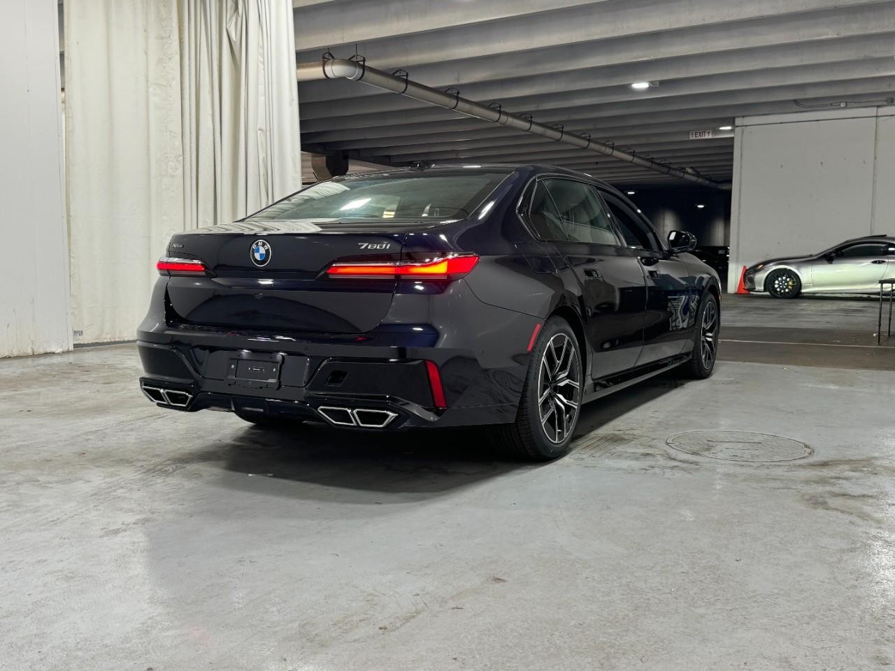 BMW 7 Series Vehicle Full-screen Gallery Image 4