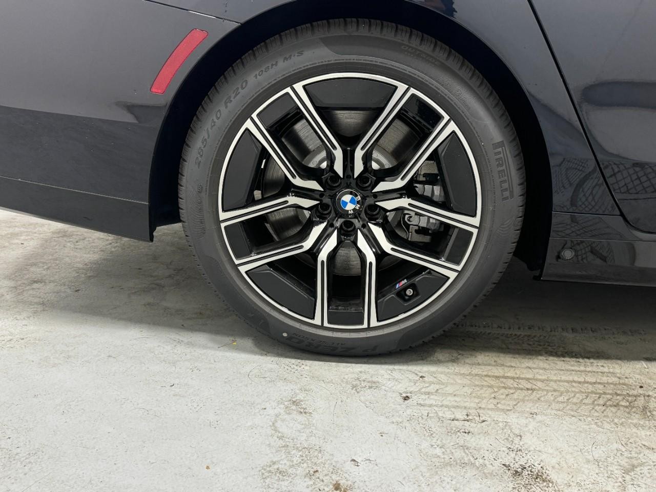 BMW 7 Series Vehicle Full-screen Gallery Image 5