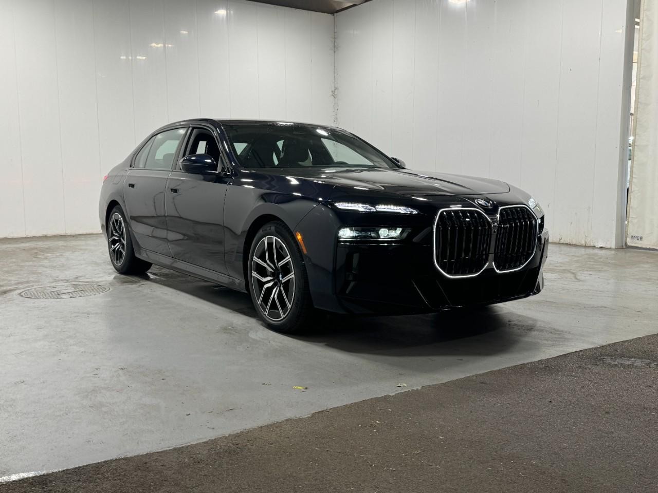 BMW 7 Series Vehicle Full-screen Gallery Image 6