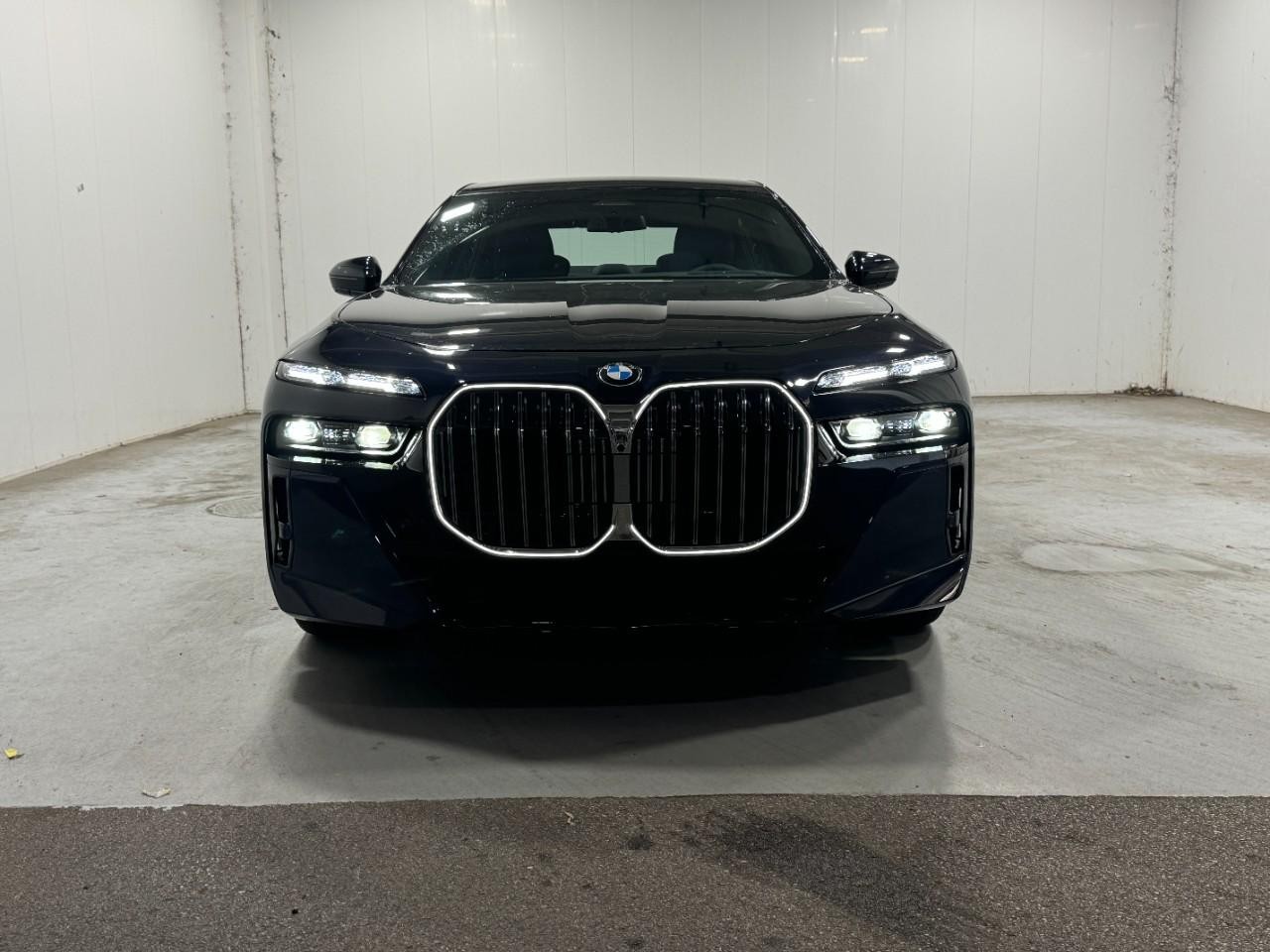 BMW 7 Series Vehicle Full-screen Gallery Image 7
