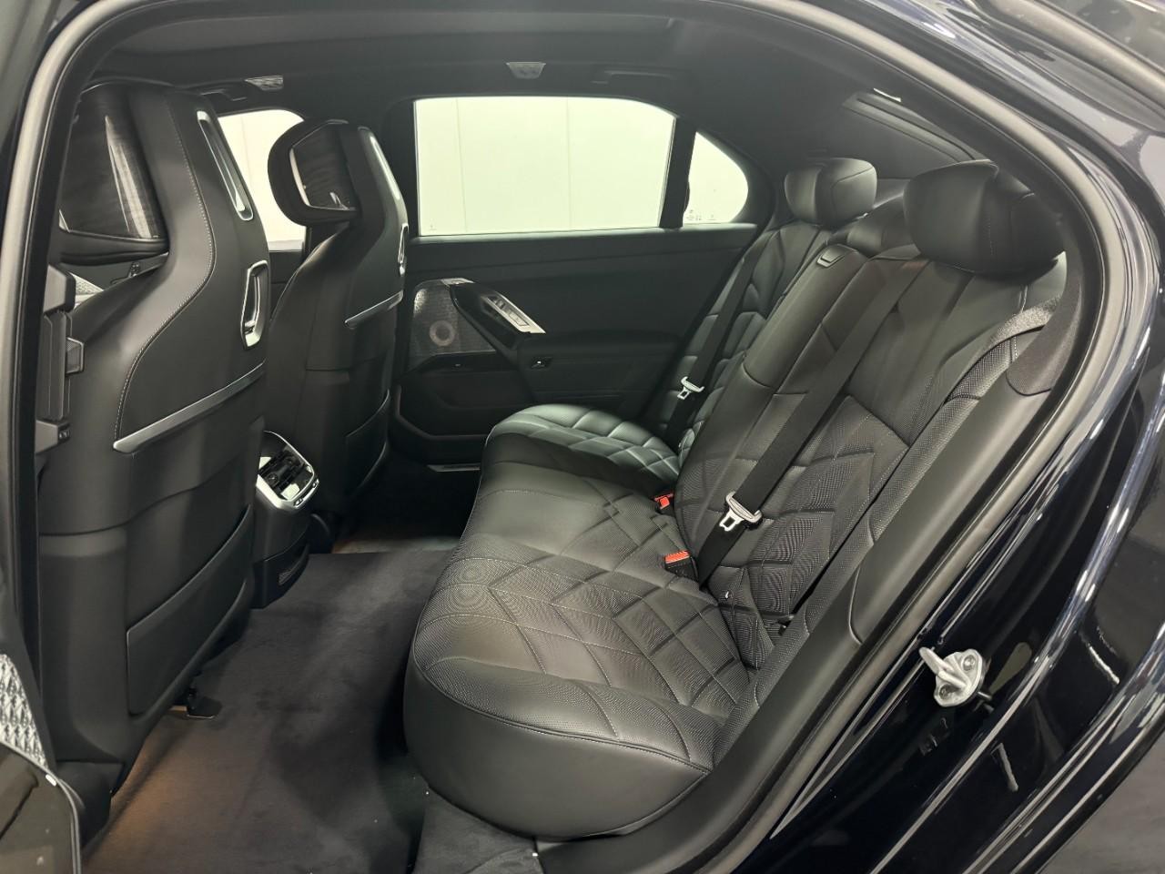 BMW 7 Series Vehicle Full-screen Gallery Image 8