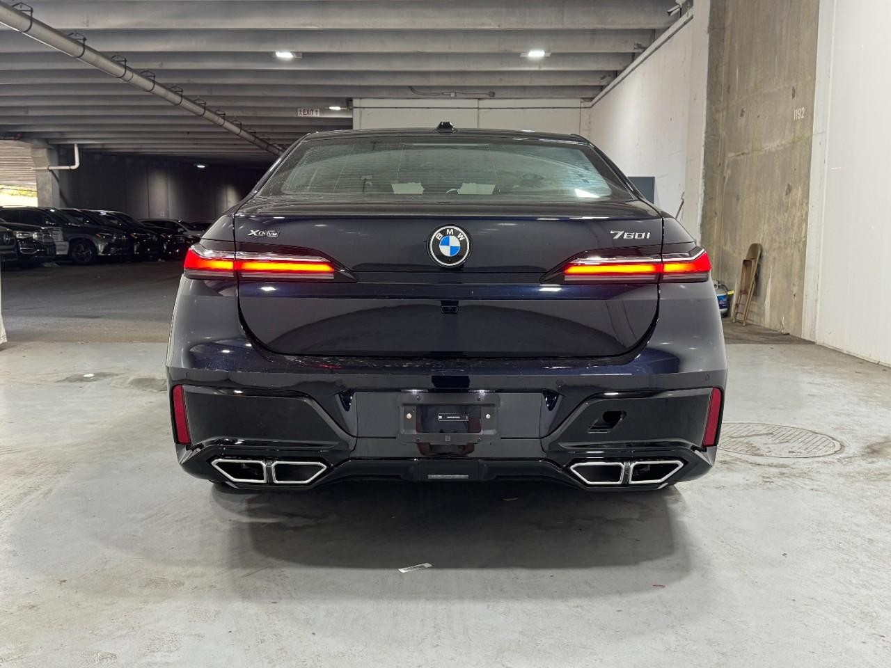 BMW 7 Series Vehicle Full-screen Gallery Image 9