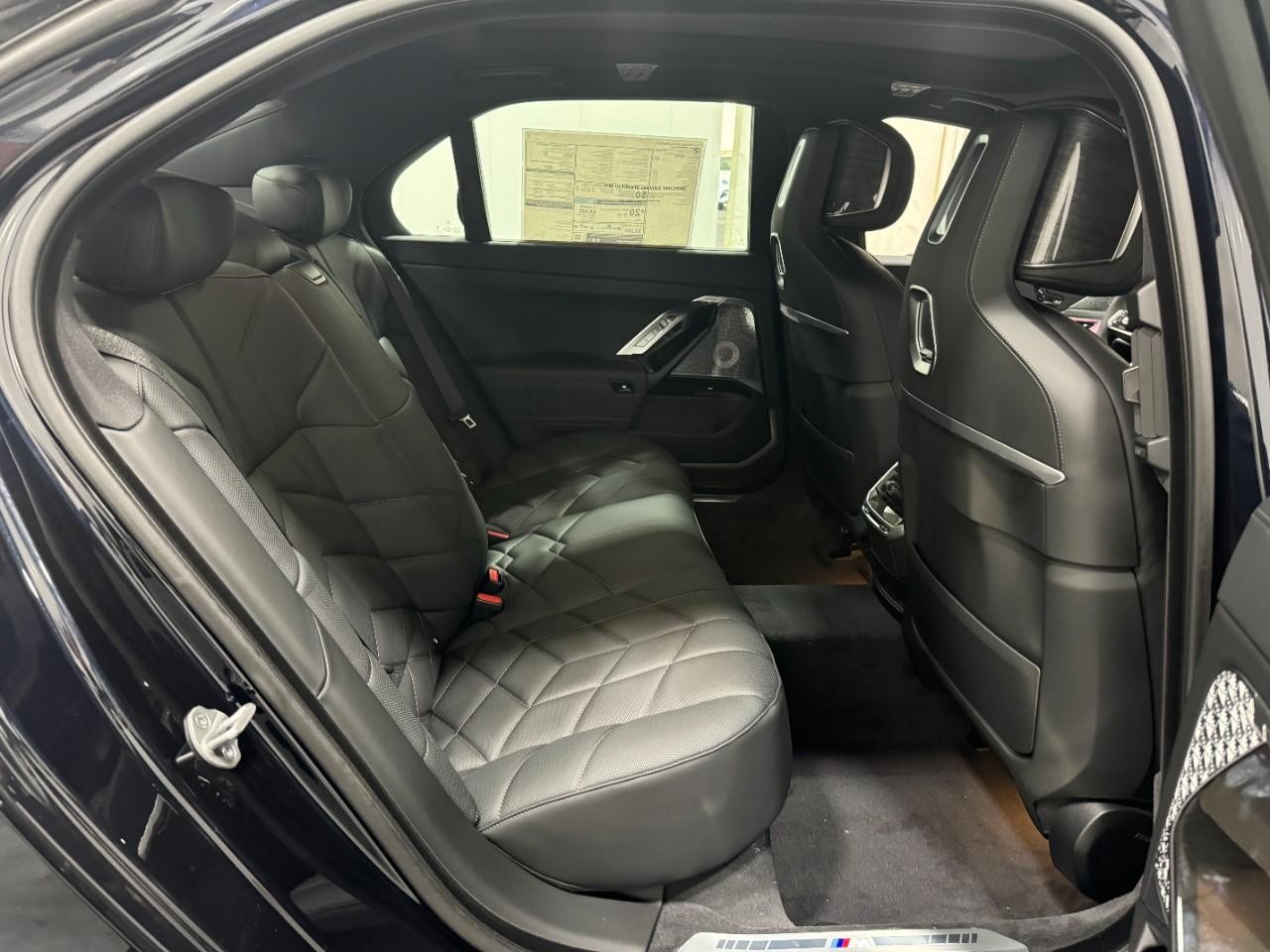 BMW 7 Series Vehicle Full-screen Gallery Image 10