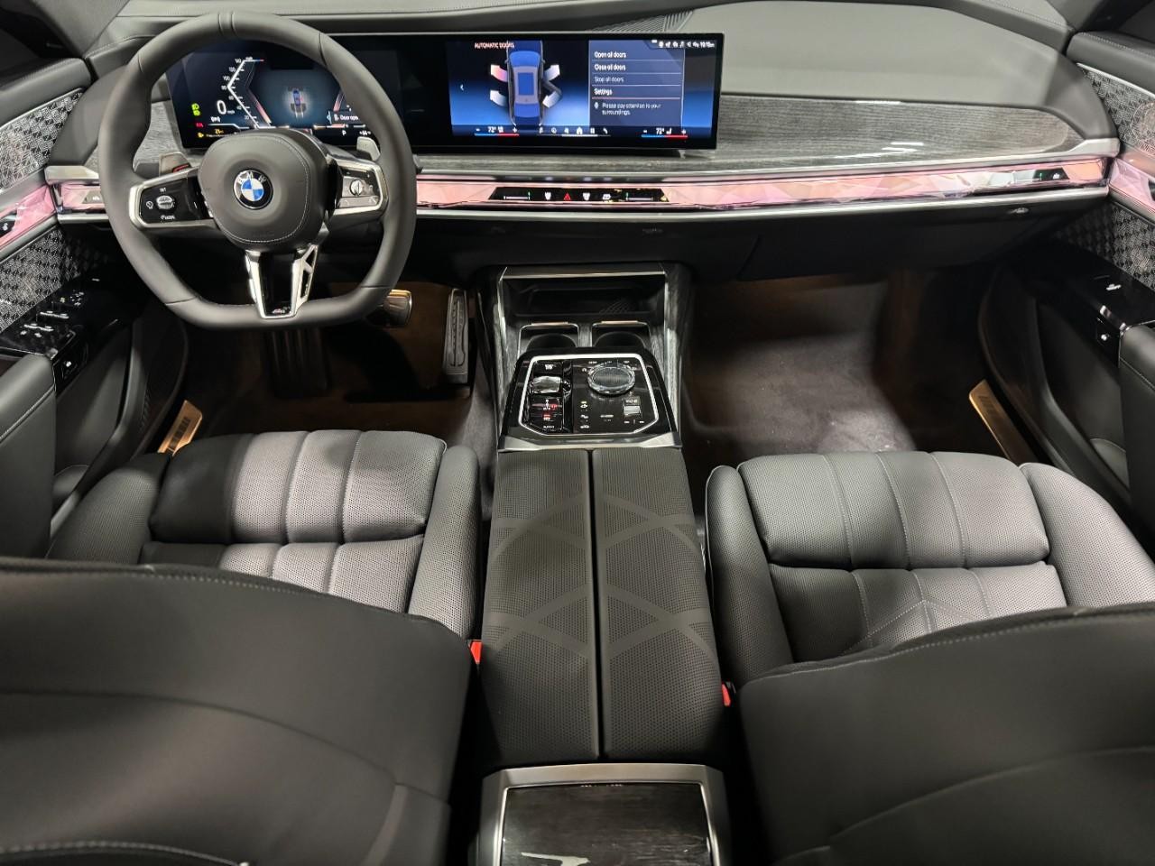 BMW 7 Series Vehicle Full-screen Gallery Image 12