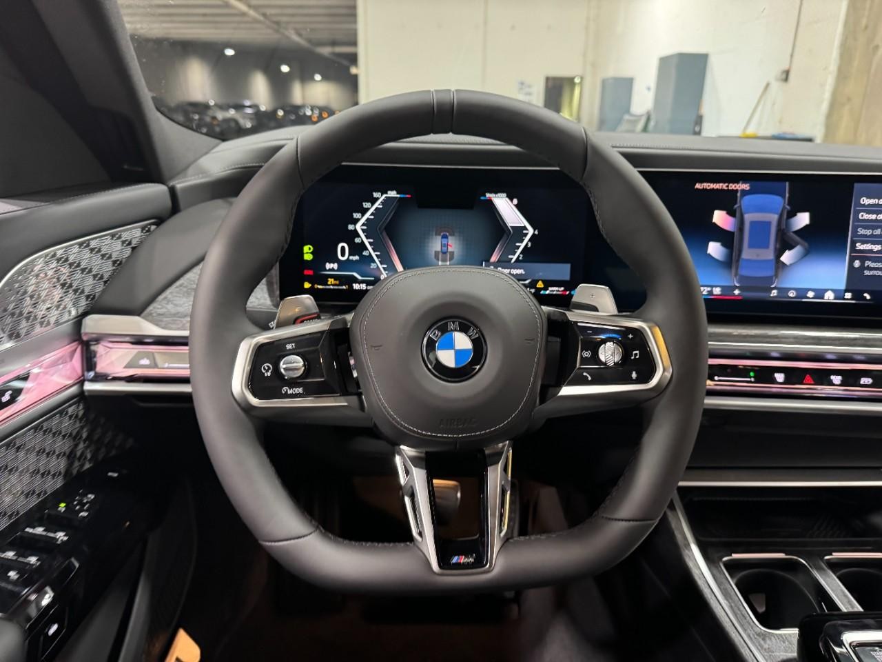 BMW 7 Series Vehicle Full-screen Gallery Image 13