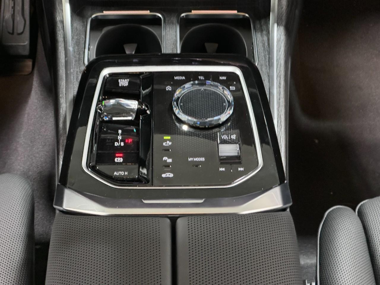 BMW 7 Series Vehicle Full-screen Gallery Image 15