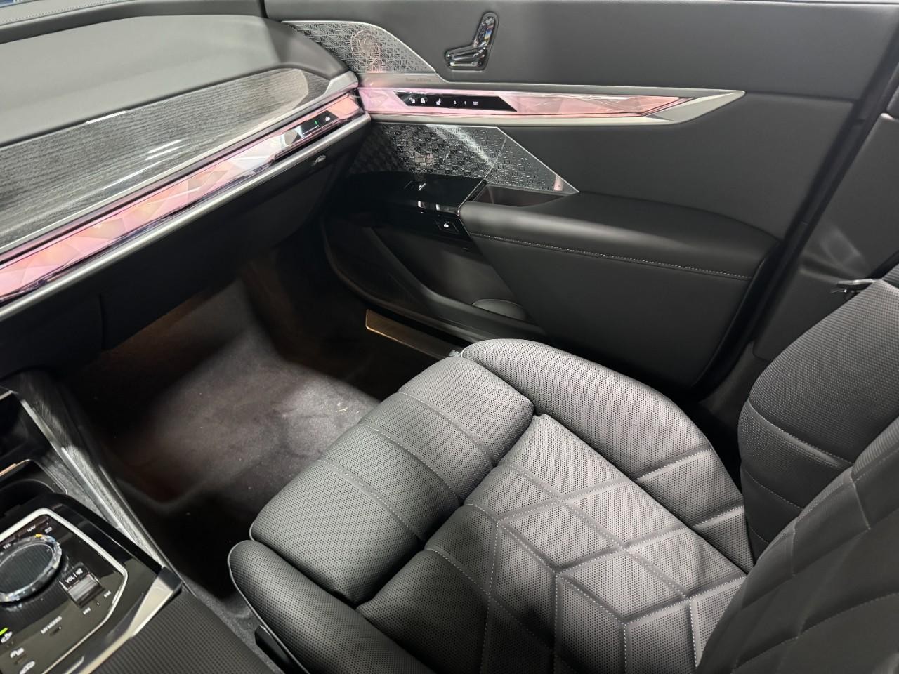 BMW 7 Series Vehicle Full-screen Gallery Image 16