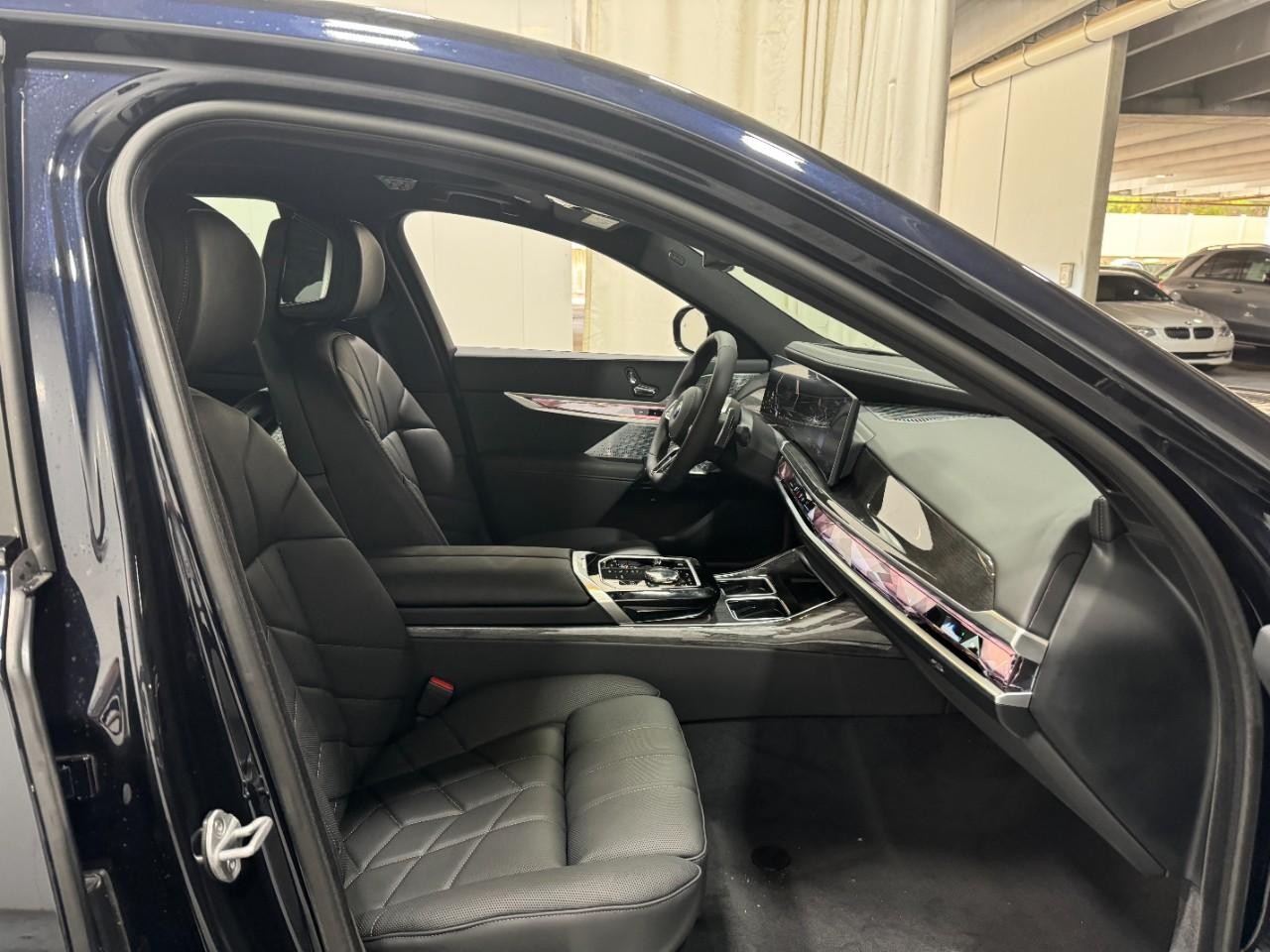 BMW 7 Series Vehicle Full-screen Gallery Image 17