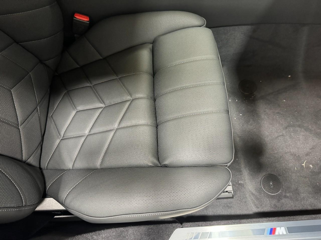 BMW 7 Series Vehicle Full-screen Gallery Image 18