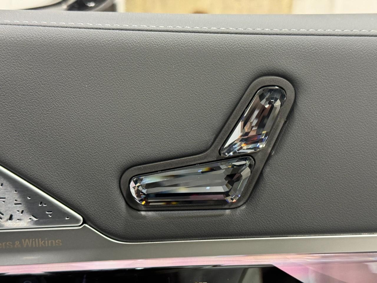 BMW 7 Series Vehicle Full-screen Gallery Image 19