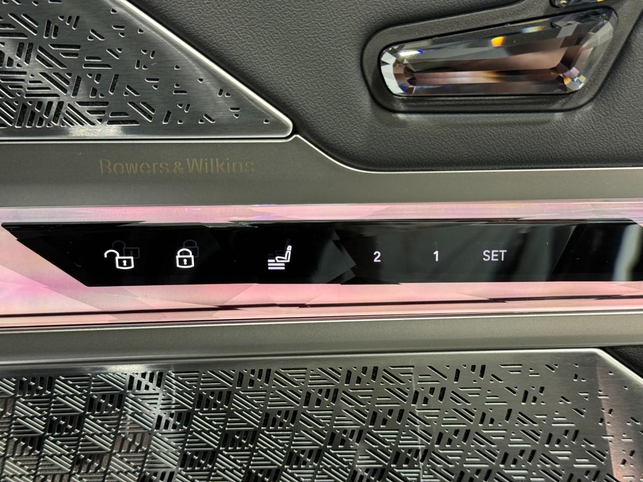 BMW 7 Series Vehicle Full-screen Gallery Image 20