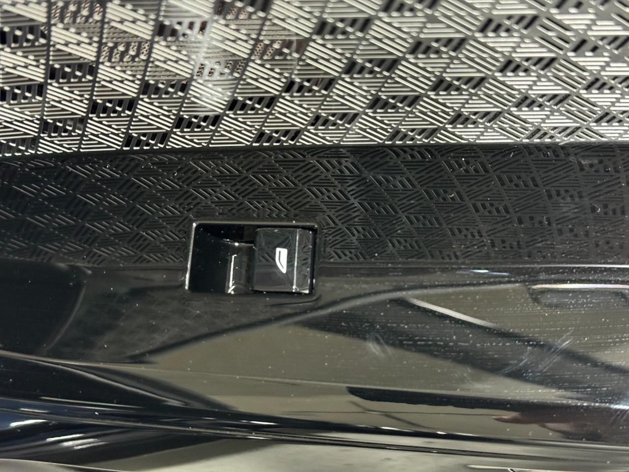 BMW 7 Series Vehicle Full-screen Gallery Image 21