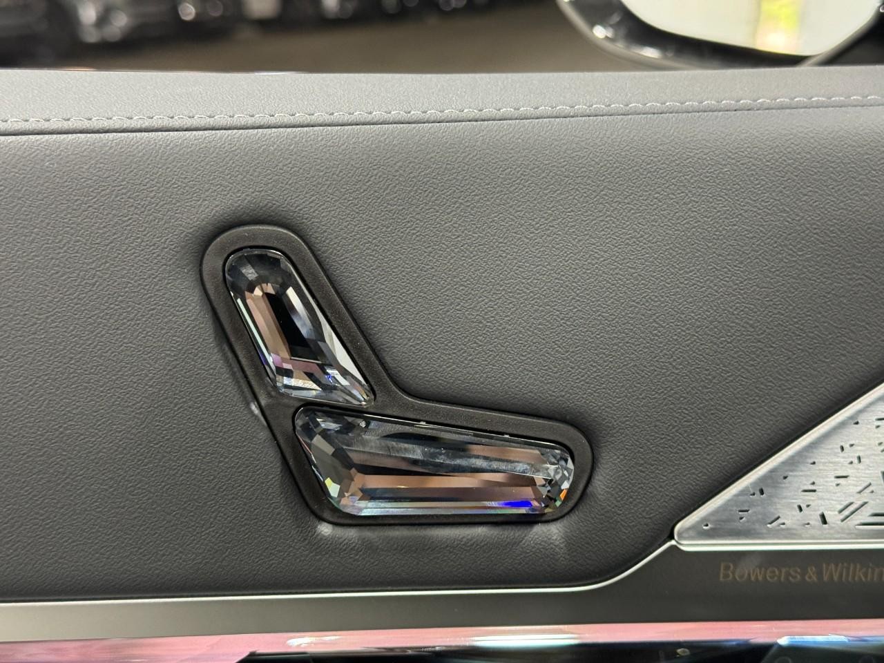 BMW 7 Series Vehicle Full-screen Gallery Image 22