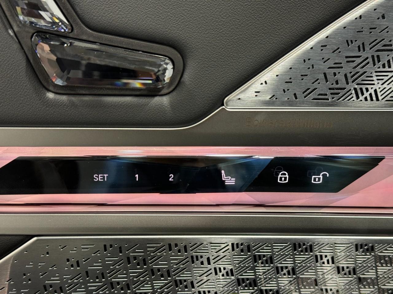 BMW 7 Series Vehicle Full-screen Gallery Image 23