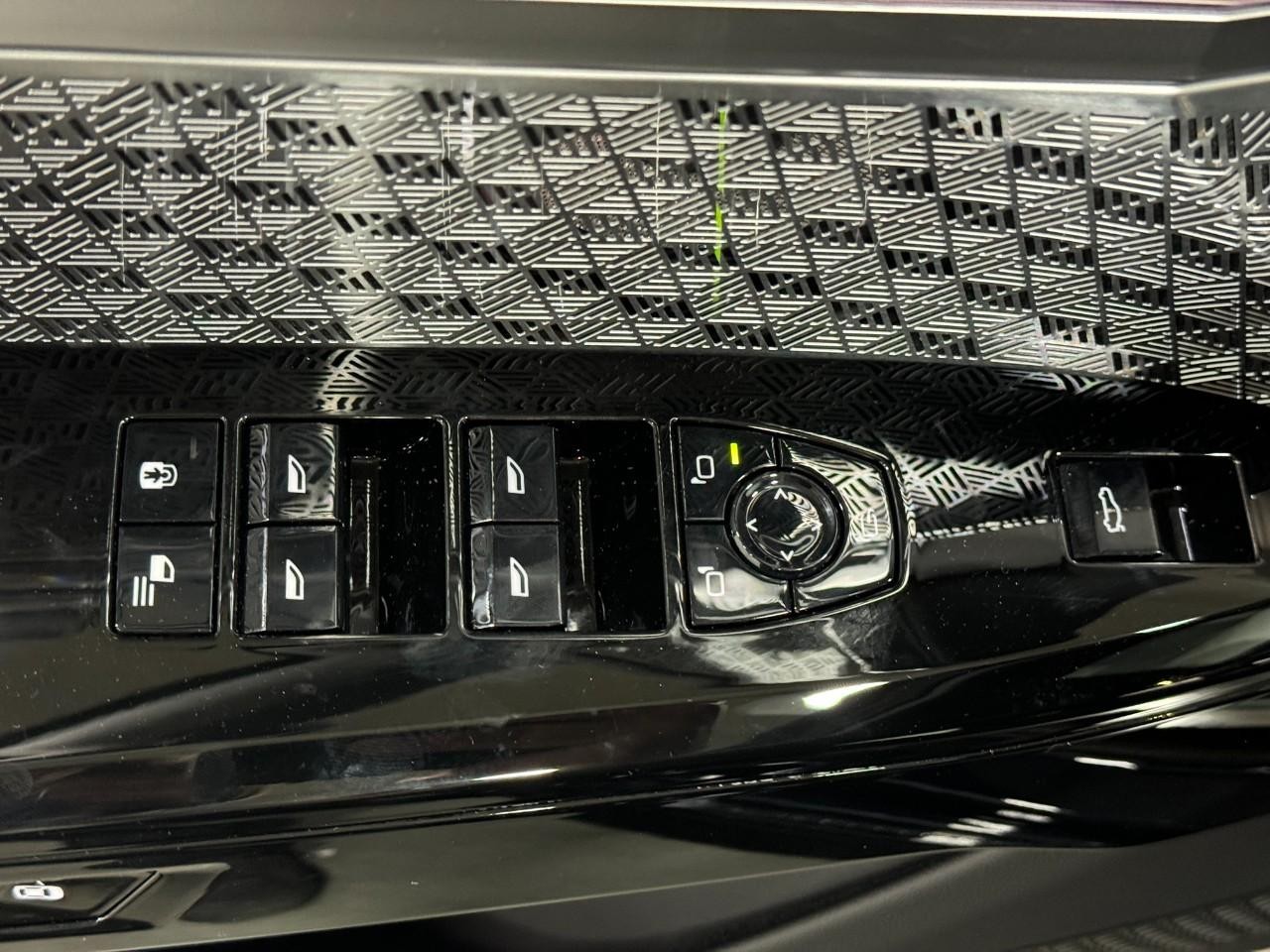 BMW 7 Series Vehicle Full-screen Gallery Image 24