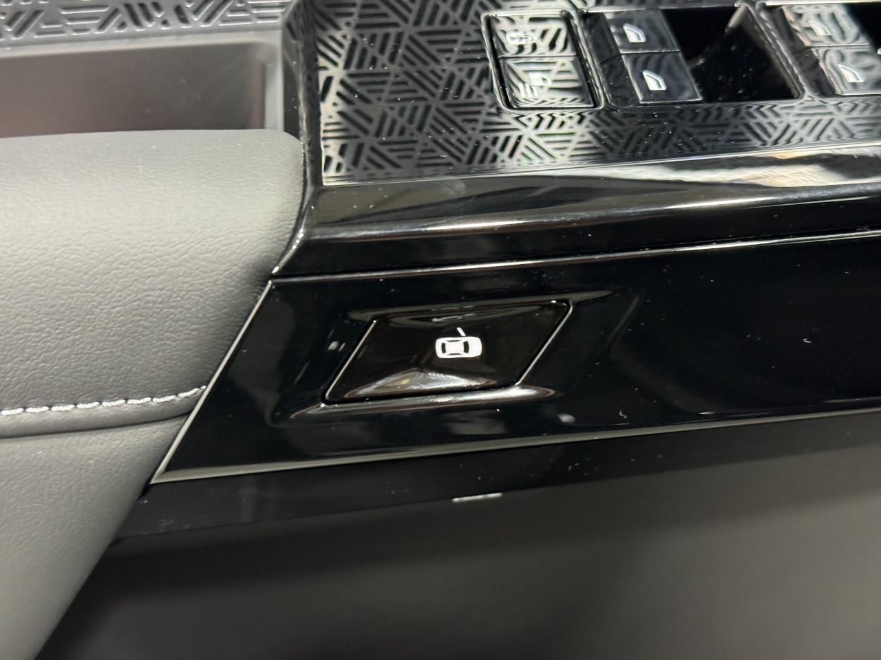 BMW 7 Series Vehicle Full-screen Gallery Image 25