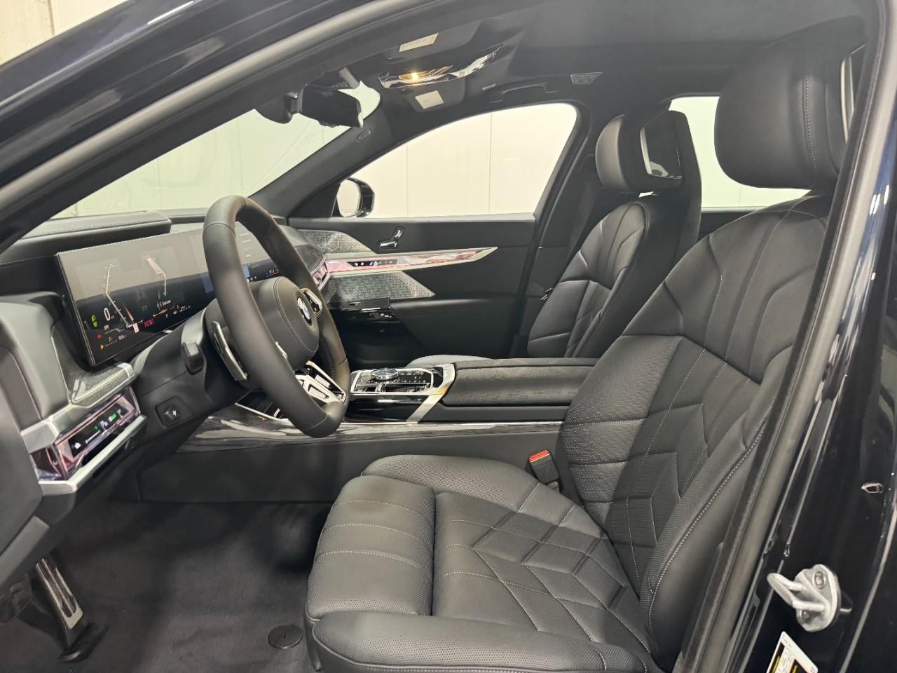 BMW 7 Series Vehicle Full-screen Gallery Image 26