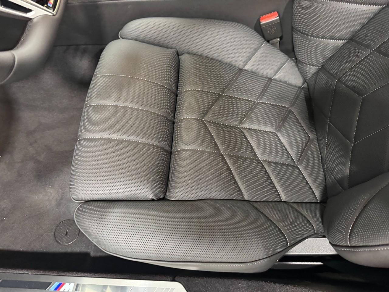 BMW 7 Series Vehicle Full-screen Gallery Image 27