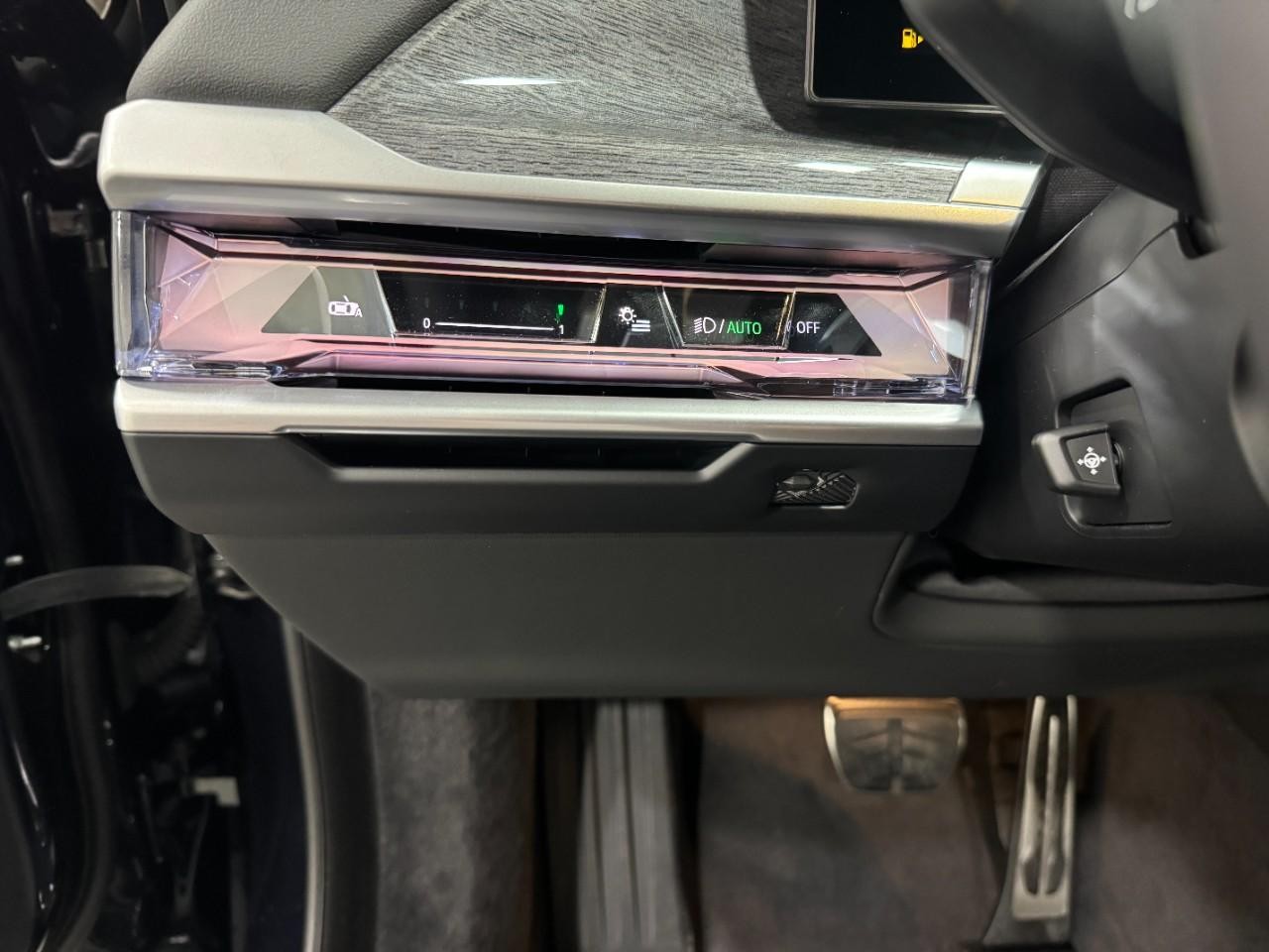 BMW 7 Series Vehicle Full-screen Gallery Image 28