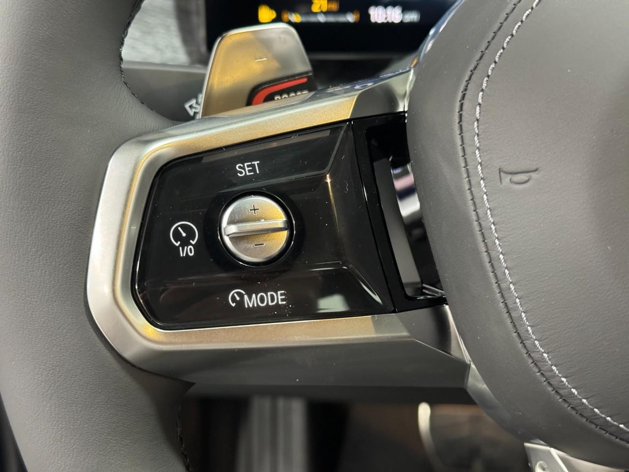 BMW 7 Series Vehicle Full-screen Gallery Image 29