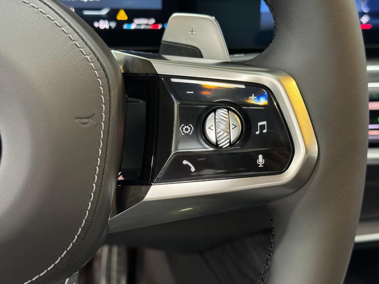 BMW 7 Series Vehicle Full-screen Gallery Image 30