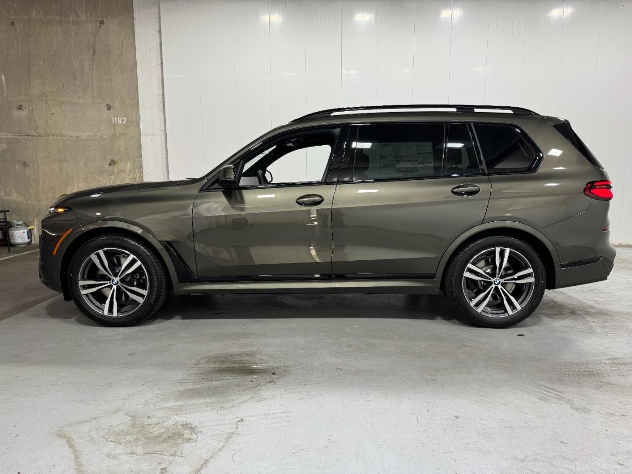 BMW X7 Vehicle Full-screen Gallery Image 2