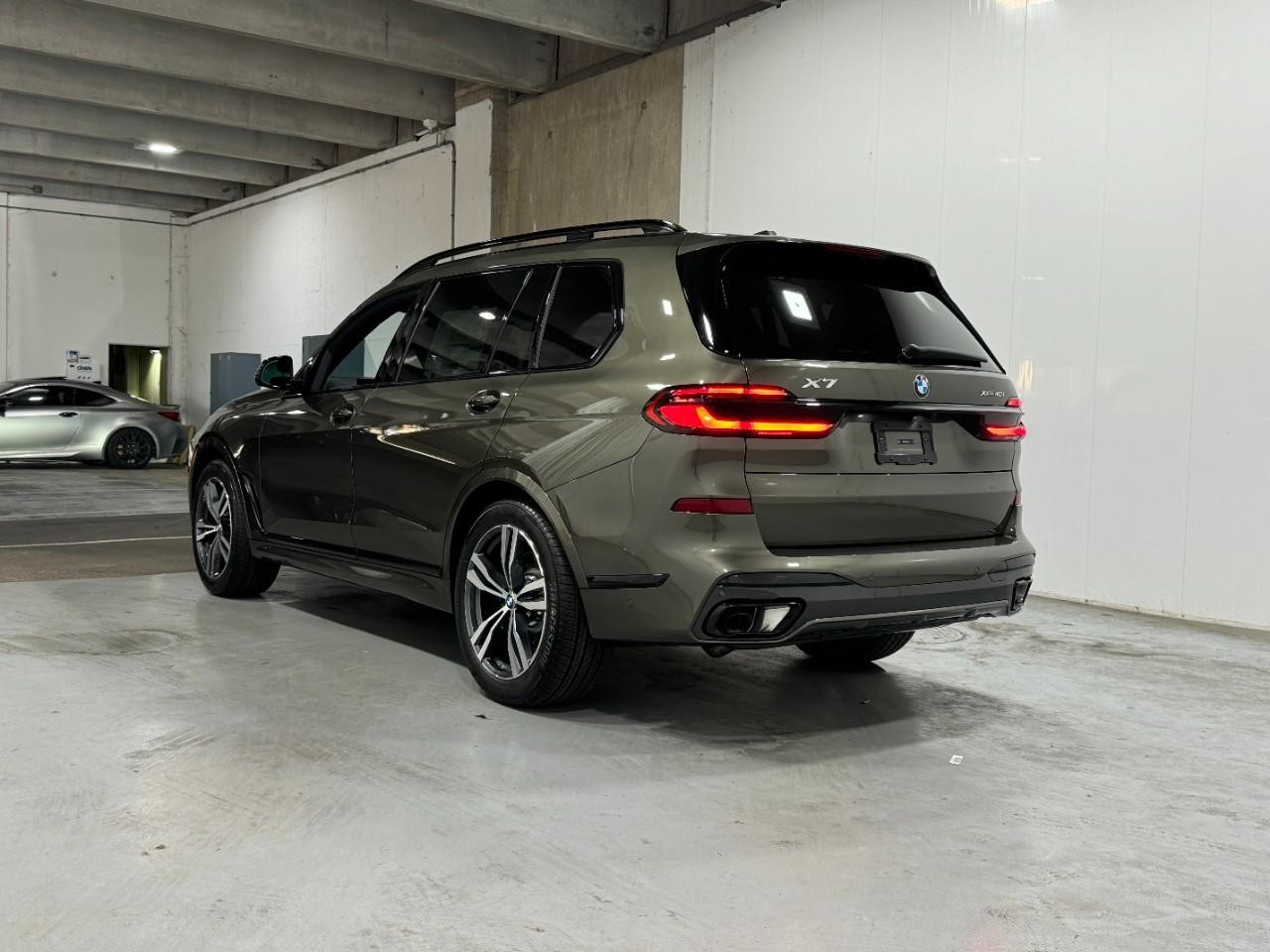 BMW X7 Vehicle Full-screen Gallery Image 3