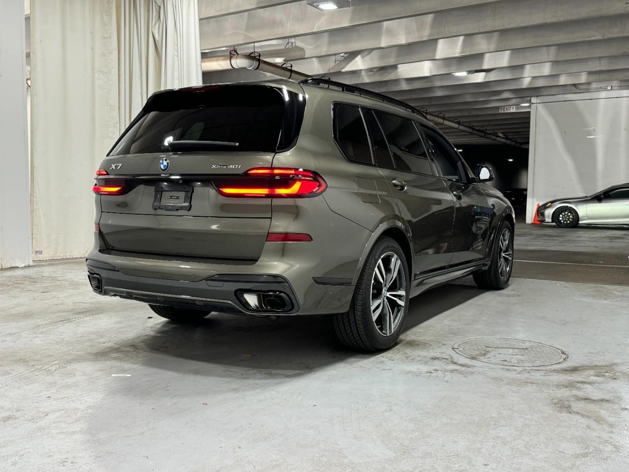 BMW X7 Vehicle Full-screen Gallery Image 4